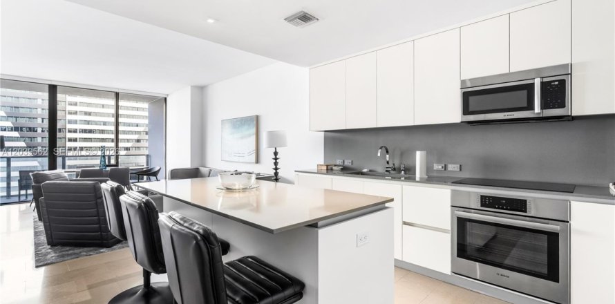 Condo in Miami, Florida, 1 bedroom № 2086495