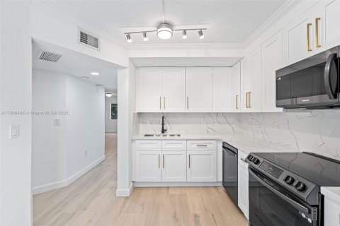 Condo in Cutler Bay, Florida, 2 bedrooms  № 1964749 - photo 14