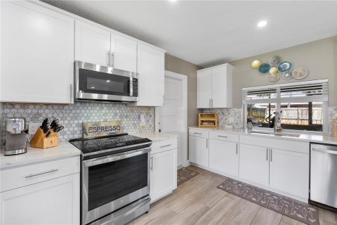 House in Pembroke Pines, Florida 2 bedrooms № 1984399 - photo 13