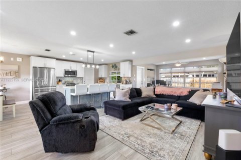 House in Pembroke Pines, Florida 2 bedrooms № 1984399 - photo 4