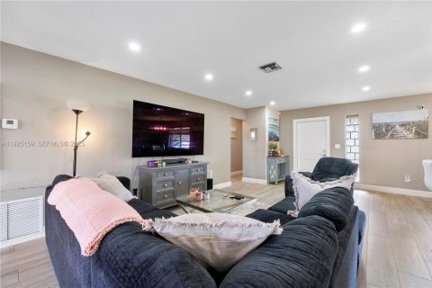 House in Pembroke Pines, Florida 2 bedrooms № 1984399 - photo 7