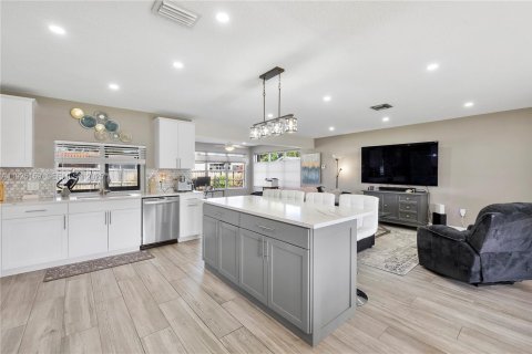 House in Pembroke Pines, Florida 2 bedrooms № 1984399 - photo 15