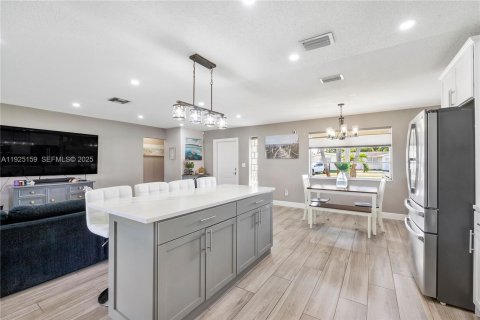 House in Pembroke Pines, Florida 2 bedrooms № 1984399 - photo 10