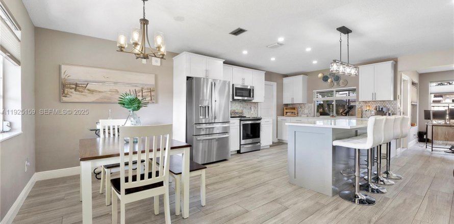 House in Pembroke Pines, Florida 2 bedrooms № 1984399