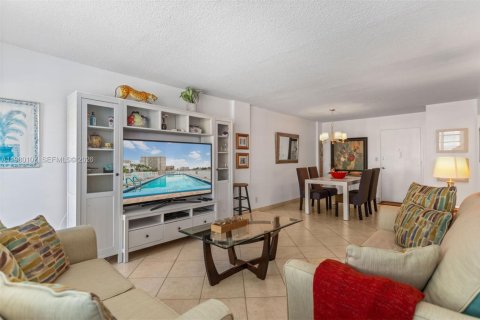 Condominio en Hallandale Beach, Florida, 1 dormitorio № 2045943