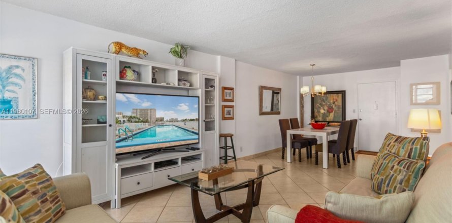 Condominio en Hallandale Beach, Florida, 1 dormitorio  № 2045943
