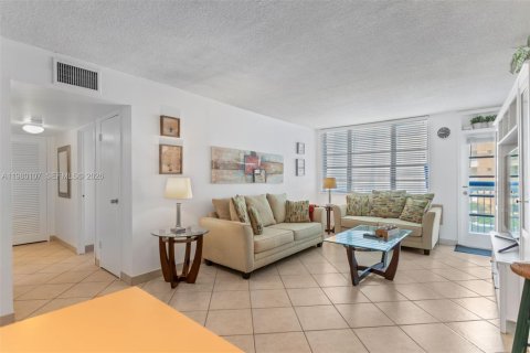 Condominio en venta en Hallandale Beach, Florida, 1 dormitorio, 65.03 m2 № 2045943 - foto 5
