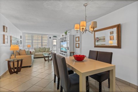 Condominio en venta en Hallandale Beach, Florida, 1 dormitorio, 65.03 m2 № 2045943 - foto 3