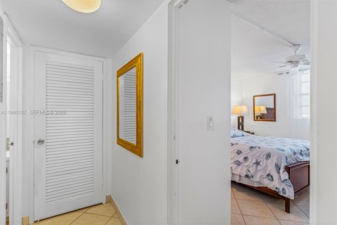 Condominio en venta en Hallandale Beach, Florida, 1 dormitorio, 65.03 m2 № 2045943 - foto 12