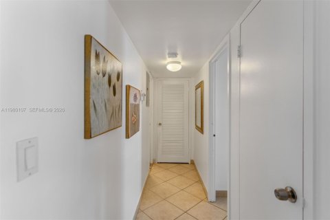 Condominio en venta en Hallandale Beach, Florida, 1 dormitorio, 65.03 m2 № 2045943 - foto 9