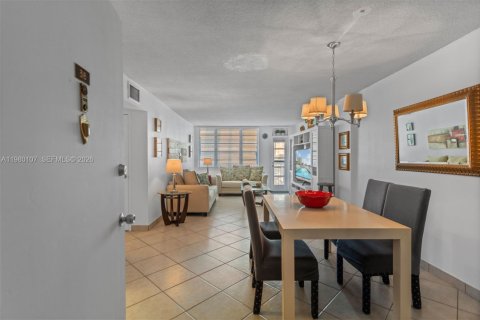 Condominio en venta en Hallandale Beach, Florida, 1 dormitorio, 65.03 m2 № 2045943 - foto 2