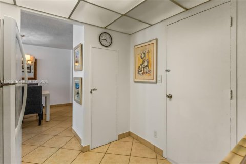 Condominio en venta en Hallandale Beach, Florida, 1 dormitorio, 65.03 m2 № 2045943 - foto 4