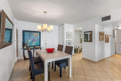 Condominio en venta en Hallandale Beach, Florida, 1 dormitorio, 65.03 m2 № 2045943 - foto 7
