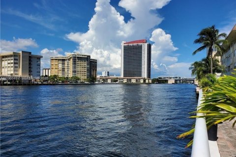 Condominio en venta en Hallandale Beach, Florida, 1 dormitorio, 65.03 m2 № 2045943 - foto 19