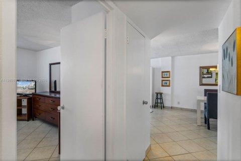 Condominio en venta en Hallandale Beach, Florida, 1 dormitorio, 65.03 m2 № 2045943 - foto 15