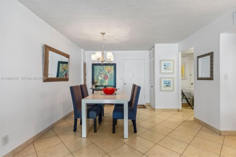 Condominio en venta en Hallandale Beach, Florida, 1 dormitorio, 65.03 m2 № 2045943 - foto 6