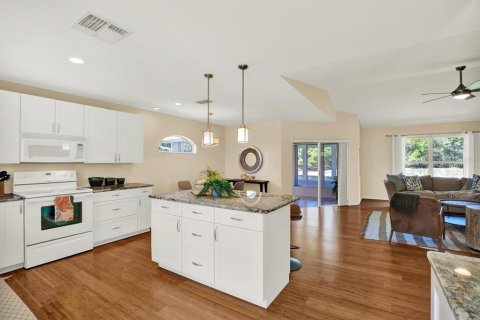 House in San Antonio, Florida 2 bedrooms, 150.87 sq.m. № 2093962 - photo 12