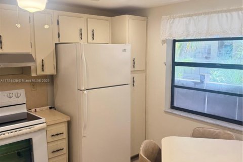 Condo in Pembroke Pines, Florida, 1 bedroom  № 1867216 - photo 10