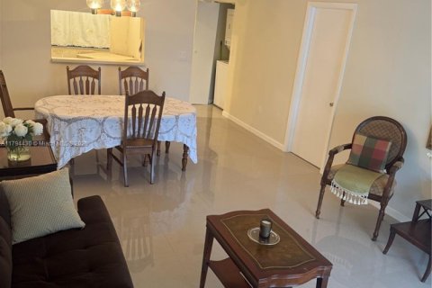 Condo in Pembroke Pines, Florida, 1 bedroom  № 1867216 - photo 3