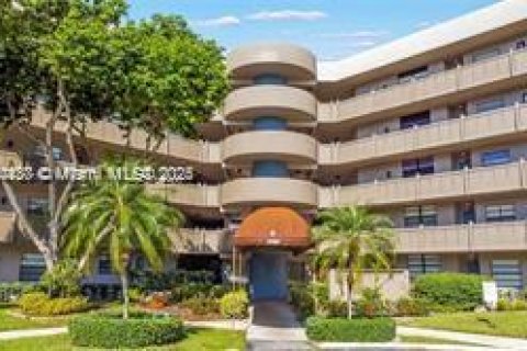 Condo in Pembroke Pines, Florida, 1 bedroom  № 1867216 - photo 1