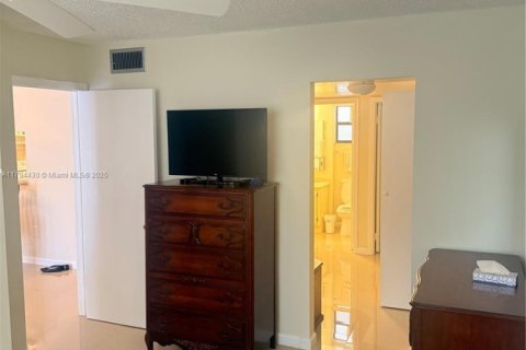 Condo in Pembroke Pines, Florida, 1 bedroom  № 1867216 - photo 26