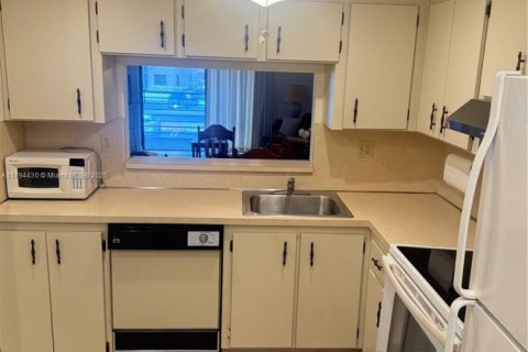 Condo in Pembroke Pines, Florida, 1 bedroom  № 1867216 - photo 11