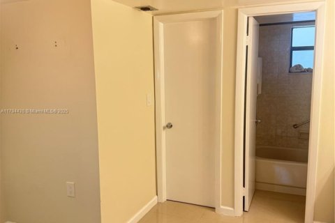 Condo in Pembroke Pines, Florida, 1 bedroom  № 1867216 - photo 20