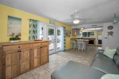 House in Tarpon Springs, Florida 3 bedrooms, 150.13 sq.m. № 1843965 - photo 18