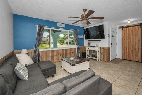 House in Tarpon Springs, Florida 3 bedrooms, 150.13 sq.m. № 1843965 - photo 8