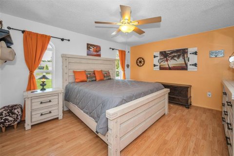 House in Tarpon Springs, Florida 3 bedrooms, 150.13 sq.m. № 1843965 - photo 23