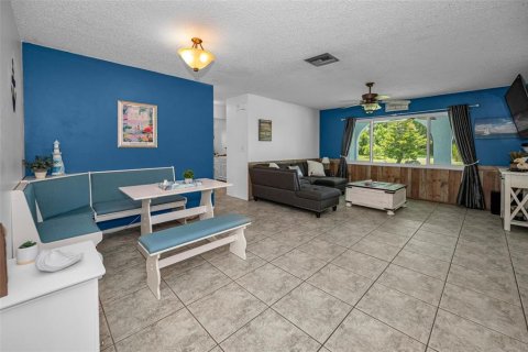 House in Tarpon Springs, Florida 3 bedrooms, 150.13 sq.m. № 1843965 - photo 10