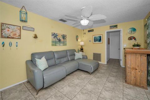 House in Tarpon Springs, Florida 3 bedrooms, 150.13 sq.m. № 1843965 - photo 19