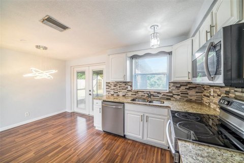 House in Holiday, Florida 3 bedrooms, 102.56 sq.m. № 1918326 - photo 12