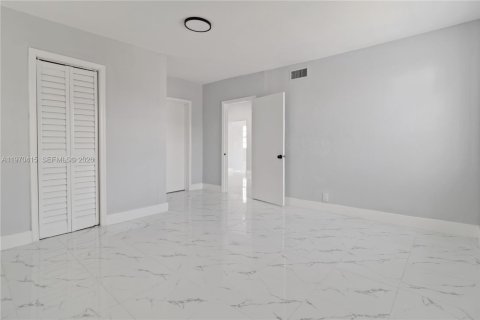 Casa en venta en Miami, Florida, 3 dormitorios, 144.93 m2 № 2032546 - foto 21
