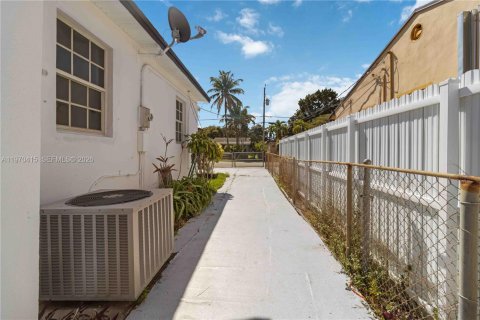 Casa en venta en Miami, Florida, 3 dormitorios, 144.93 m2 № 2032546 - foto 29