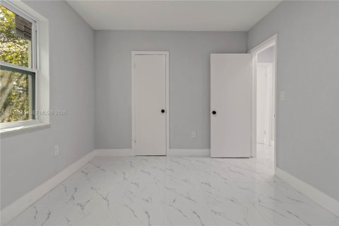 Casa en venta en Miami, Florida, 3 dormitorios, 144.93 m2 № 2032546 - foto 10