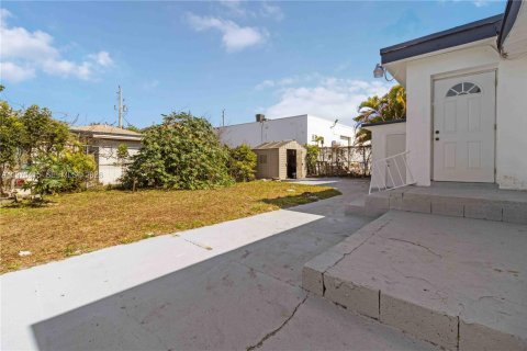 Casa en venta en Miami, Florida, 3 dormitorios, 144.93 m2 № 2032546 - foto 25