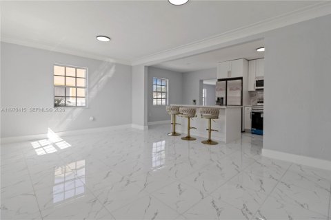 Casa en venta en Miami, Florida, 3 dormitorios, 144.93 m2 № 2032546 - foto 3