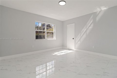 Casa en venta en Miami, Florida, 3 dormitorios, 144.93 m2 № 2032546 - foto 12