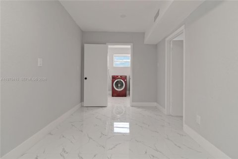 Casa en venta en Miami, Florida, 3 dormitorios, 144.93 m2 № 2032546 - foto 19