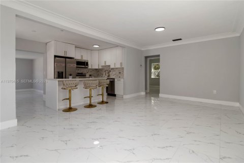 Casa en venta en Miami, Florida, 3 dormitorios, 144.93 m2 № 2032546 - foto 4