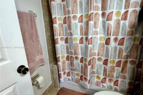 Condo in Miami, Florida, 2 bedrooms  № 2040298 - photo 15