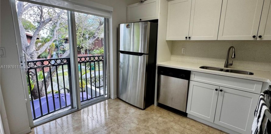 Condo in Miami, Florida, 2 bedrooms  № 2040298