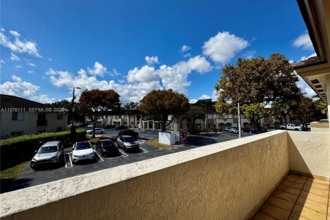 Condo in Miami, Florida, 2 bedrooms  № 2040298 - photo 10