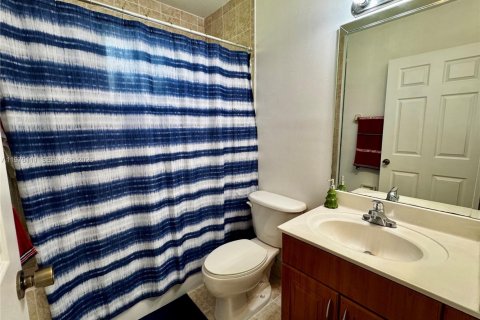 Condo in Miami, Florida, 2 bedrooms  № 2040298 - photo 13