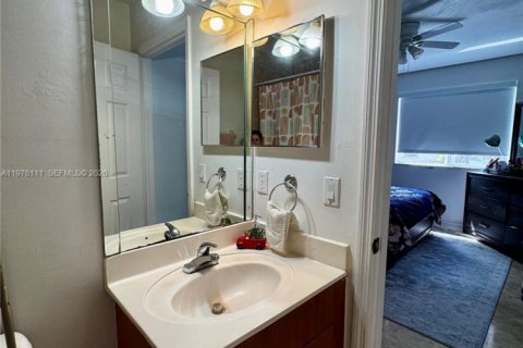 Condo in Miami, Florida, 2 bedrooms  № 2040298 - photo 14