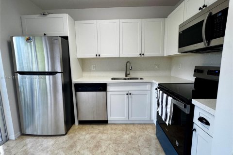 Condo in Miami, Florida, 2 bedrooms  № 2040298 - photo 12