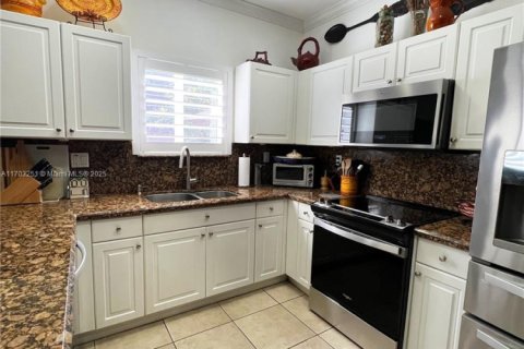 House in Cutler Bay, Florida 3 bedrooms, 174.28 sq.m. № 1457547 - photo 24