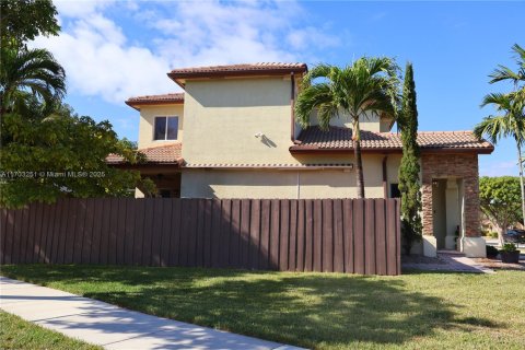 House in Cutler Bay, Florida 3 bedrooms, 174.28 sq.m. № 1457547 - photo 7