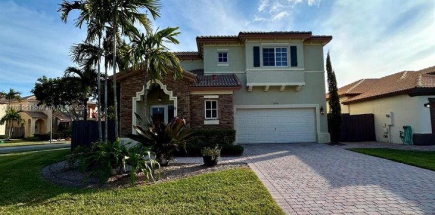 House in Cutler Bay, Florida 3 bedrooms, 174.28 sq.m. № 1457547